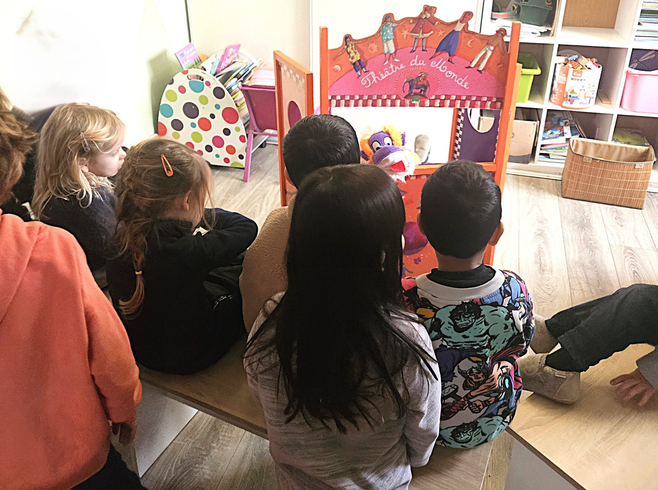 enfants du centre de loisirs de prevessin moens regarde un théatre de marionnette